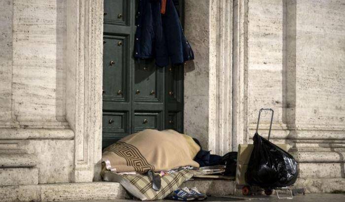 Ennesima tragedia della povertà: clochard muore di freddo a Roma