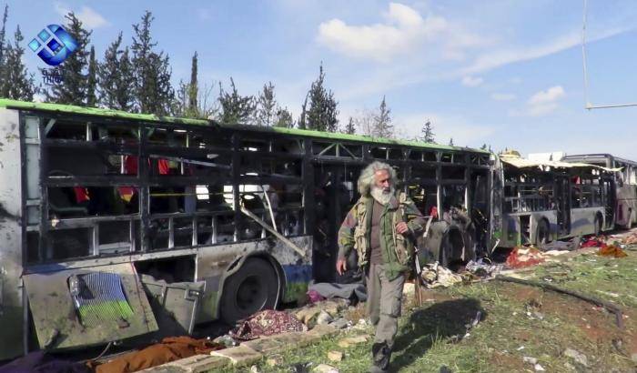 Siria, kamikaze si fa esplodere contro i bus degli sfollati: 100 morti