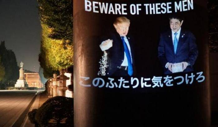 Trump sbeffeggiato a Tokyo durante la sua visita in Giappone