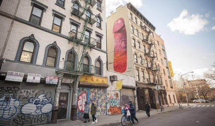 Artista dipinge un enorme pene rosso su un palazzo: scandalo a New York