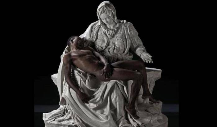 Un Cristo nero tra le braccia della Madonna: la Pietà con migrante