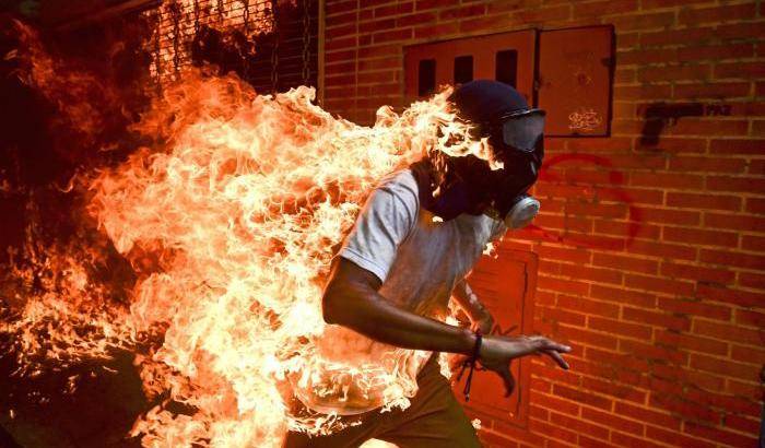 Un uomo in fiamme vince il World Press Photo 2018