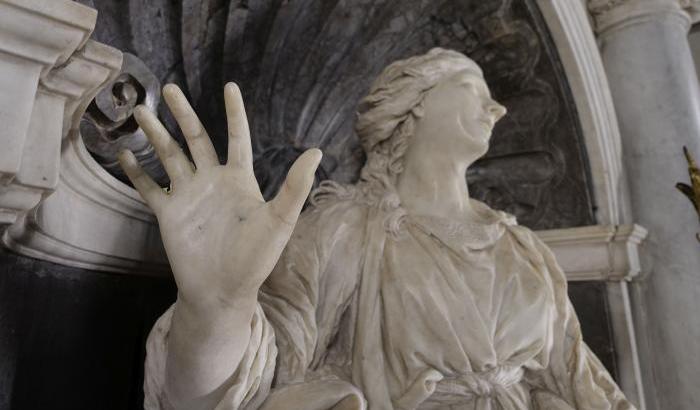 Riattaccato il dito alla santa del Bernini. I critici: "Spostata inutilmente"