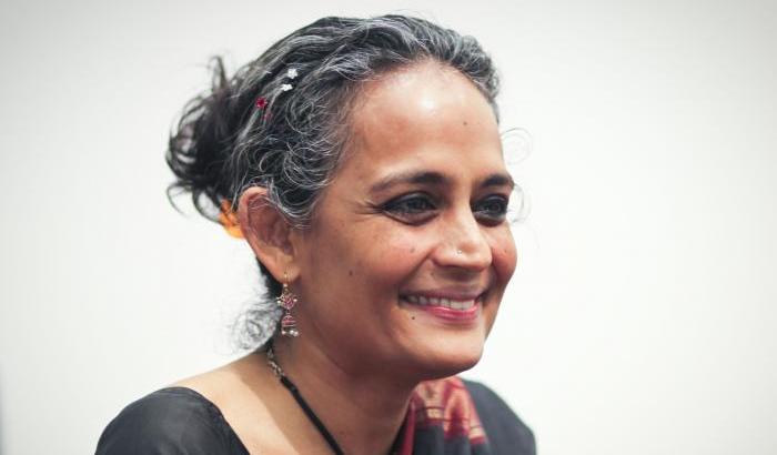 Arundhati Roy: tanti diventano “micro-fascisti”