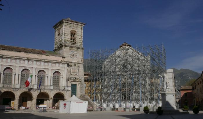 Esperti e tremila firme: "Ricostruire la basilica di Norcia com'era"