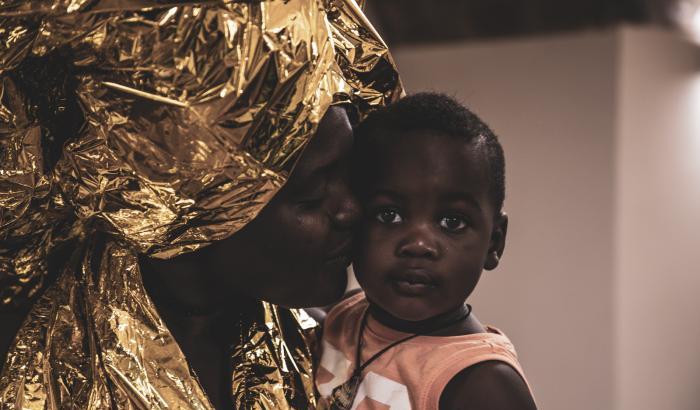 Da Savane a Tessy: vite da migranti e abiti con le coperte termiche