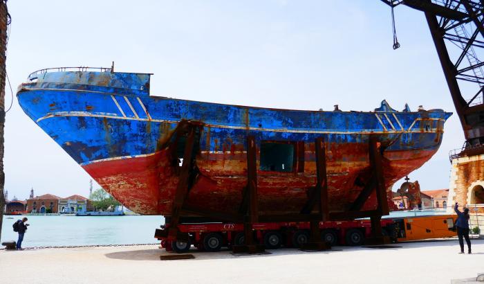 Il barcone dei migranti affogati e “Bella ciao” sbarcano alla Biennale