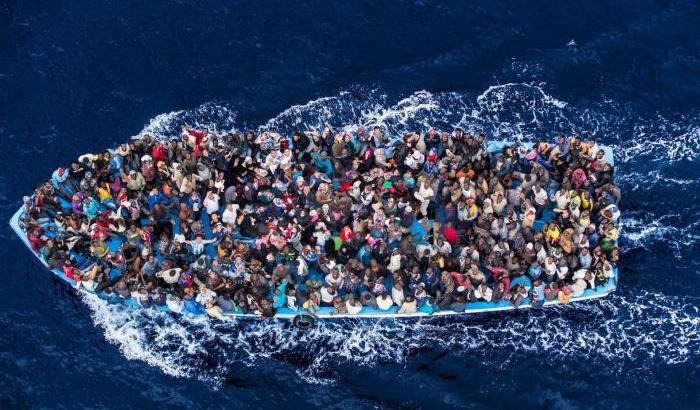 Così Saviano e i fotografi dei migranti smontano la menzogna dei “taxi del mare”