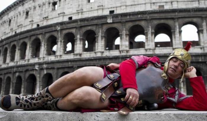 Un libro "sbertuccia" Roma dell'era Raggi: i grillini vogliono la testa del vicesindaco