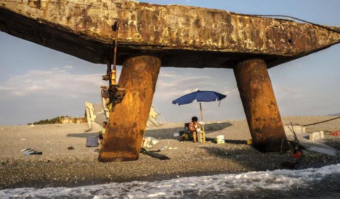 Inquinate e cementificate, le coste italiane fotografate da Marco Valle