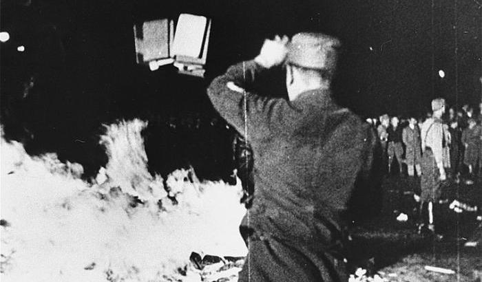 Magrelli: «L’incendio alla “Pecora elettrica”? Ricordiamoci del rogo nazista di libri»