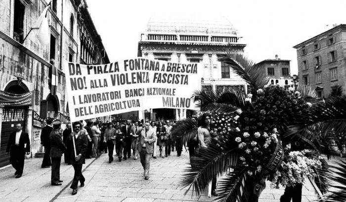 “La bomba” di Enrico Deaglio: un libro ci interroga sulla fragile democrazia italiana