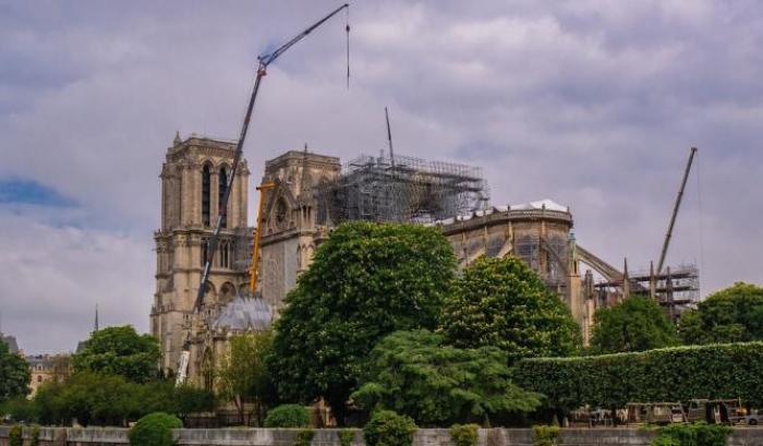 Un anno fa bruciò Notre Dame. Macron vuole riaprirla nel 2024 ma il cantiere è fermo