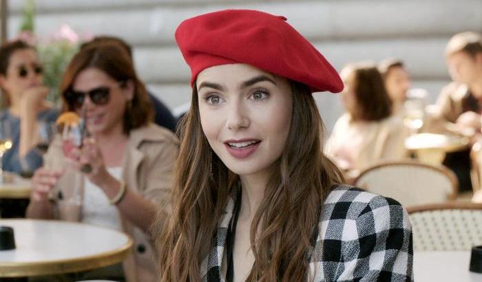 “Emily in Paris”, la nuova serie Netflix, è in testa sulla piattaforma ma fa arrabbiare i francesi
