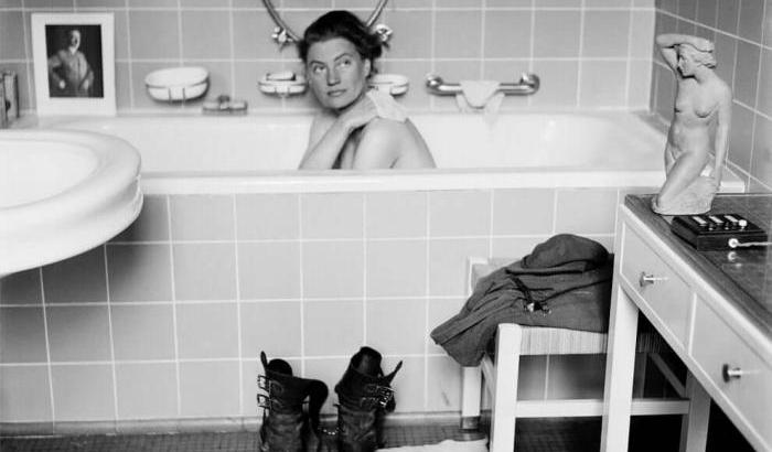 Serena Dandini racconta Lee Miller, da modella a fotoreporter di guerra e di Dachau