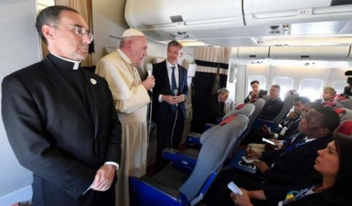 Bergoglio ai giornalisti: "Consumate le suole delle scarpe, meno notizie preconfezionate"