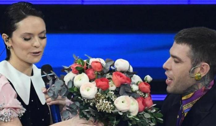 Sanremo2021: Francesca Michielin regala i fiori a Fedez, Fiorello a Mihajlovic