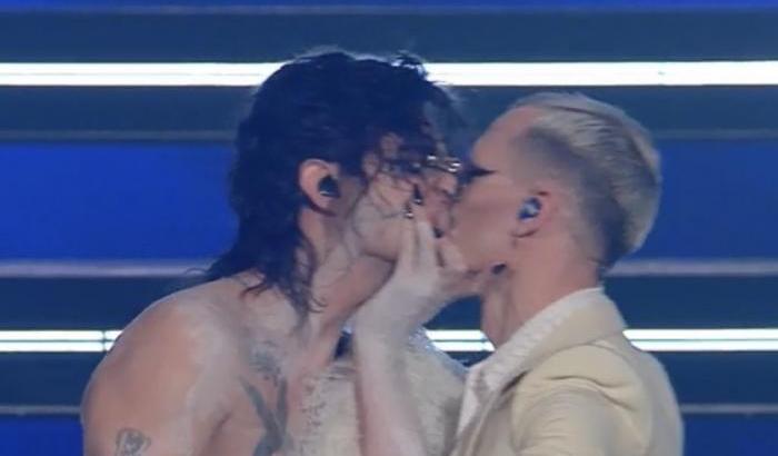 Sanremo2021, i tradizionalisti contro Achille Lauro: "Ammucchiata gay e senza distanziamenti"