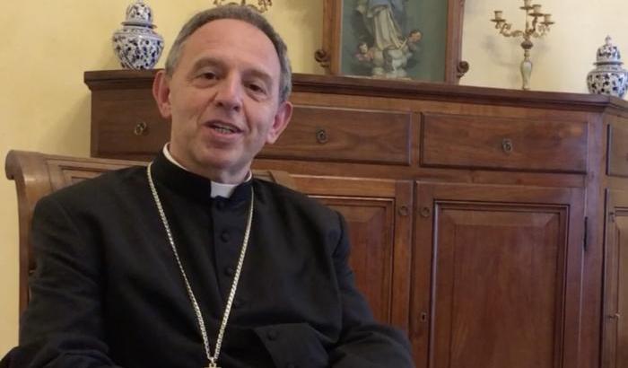 Il vescovo (conservatore) di Sanremo tuona contro il festival: "Pieno di volgarità blasfeme"