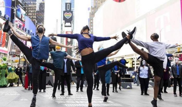 "We will be back": gli artisti di Broadway si esibiscono a Times Square a sorpresa