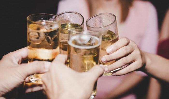 Lo psicologo Ciappi: "Giovani e alcol, perché da un rituale di convivialità si passa alla dipendenza"