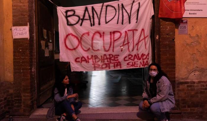 Gli studenti occupano la mensa Bandini a Siena: "Chiude e non ci danno risposte serie"