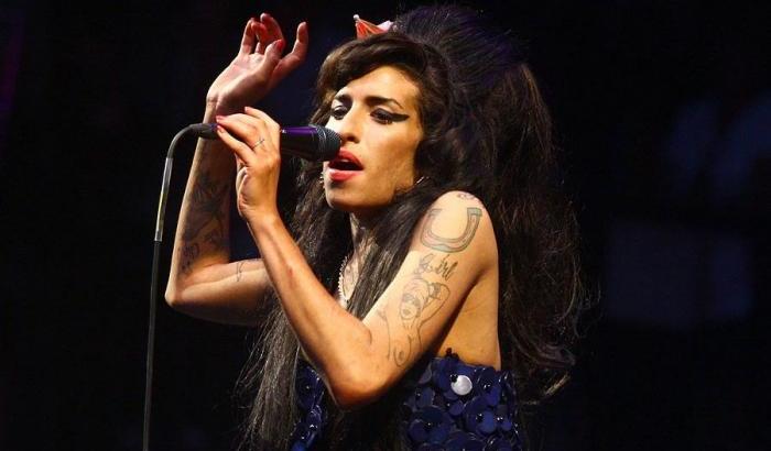 Asta record per l' ultimo vestito indossato da Amy Winehouse