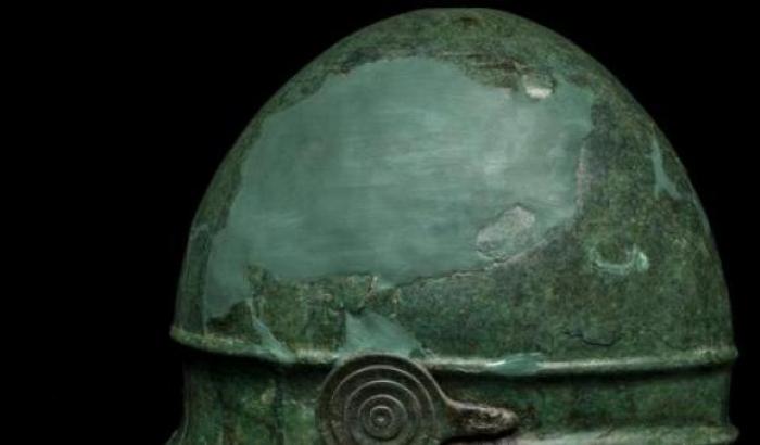 Scoperta  un’iscrizione all’interno di un elmo etrusco a distanza di 90 anni dal suo ritrovamento