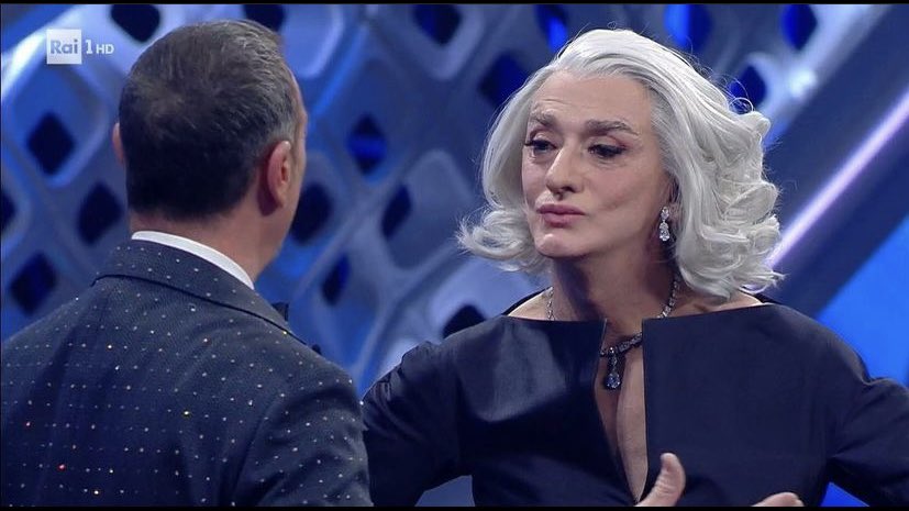 Drusilla Foer conquista Sanremo ed è tripudio social: "Un'ambulanza per Pillon..."
