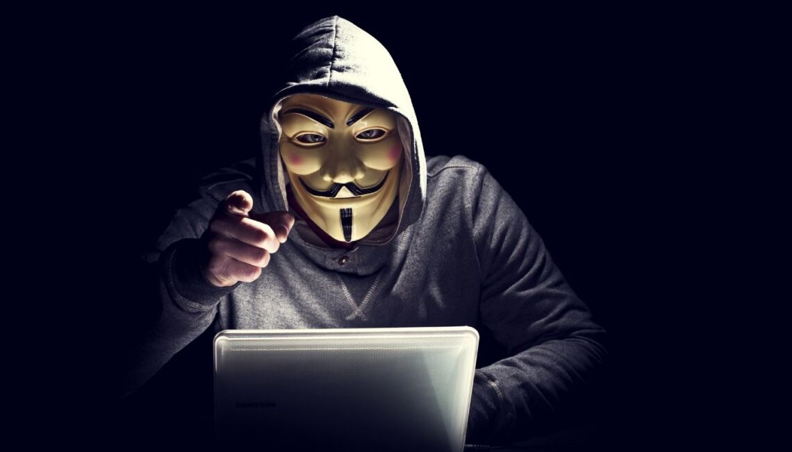 Anonymous, Putin e la guerra informatica