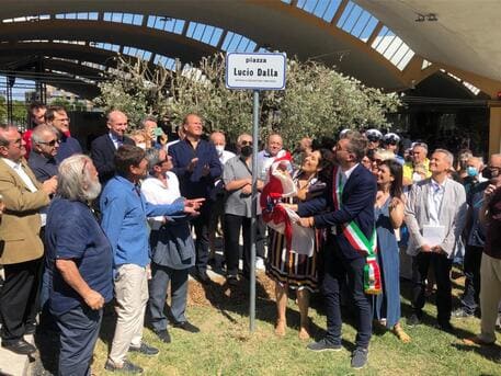 Gianni Morandi inaugura piazza Lucio Dalla