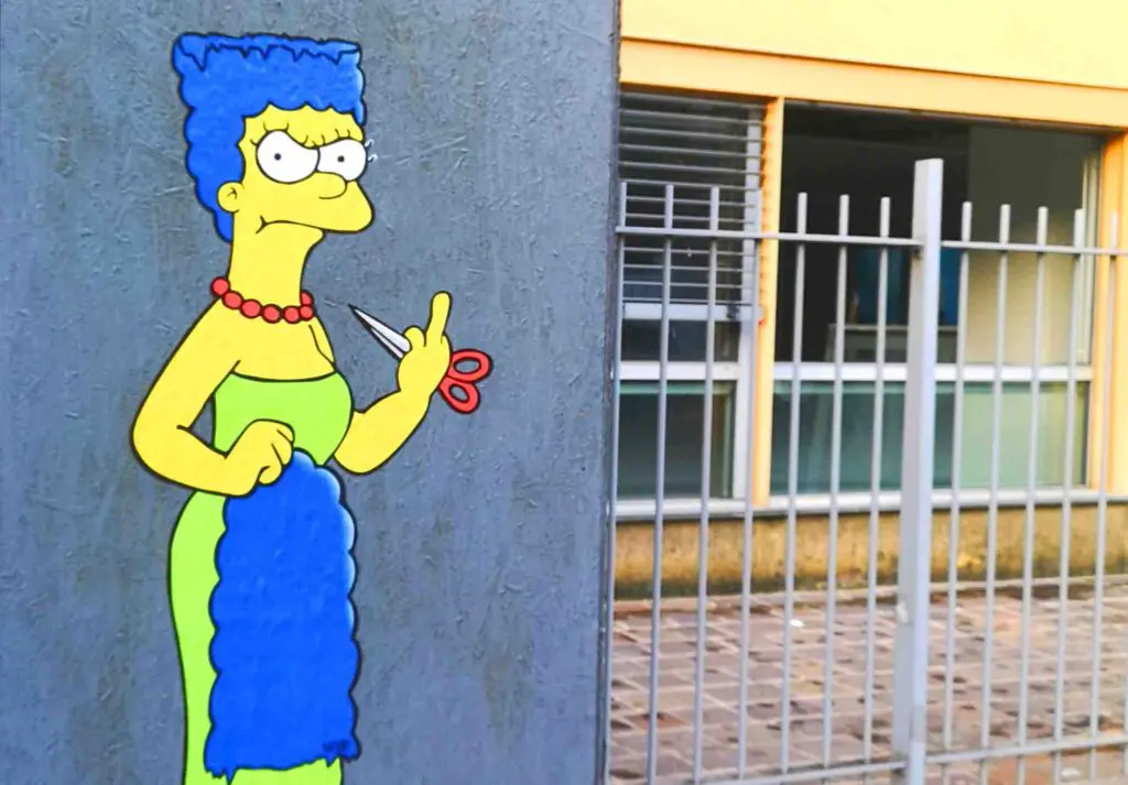 Rifatto il murale di Marge Simpson che era stato rimosso vicino al Consolato iraniano di Milano