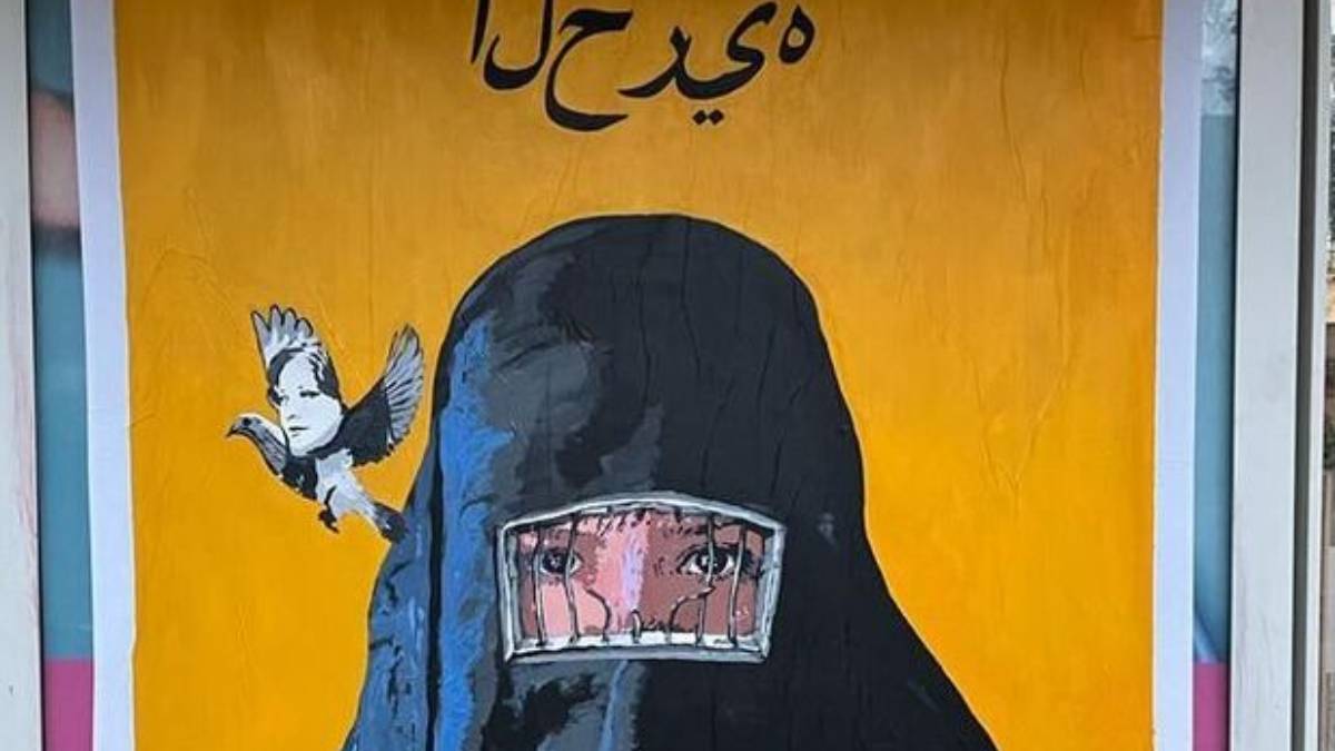 Forza le "sbarre" del suo burqa