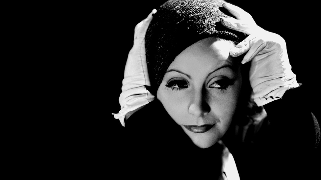 Greta Garbo, l'anti-diva (antifascista) che abbandonò  scene e riflettori all'apice del successo