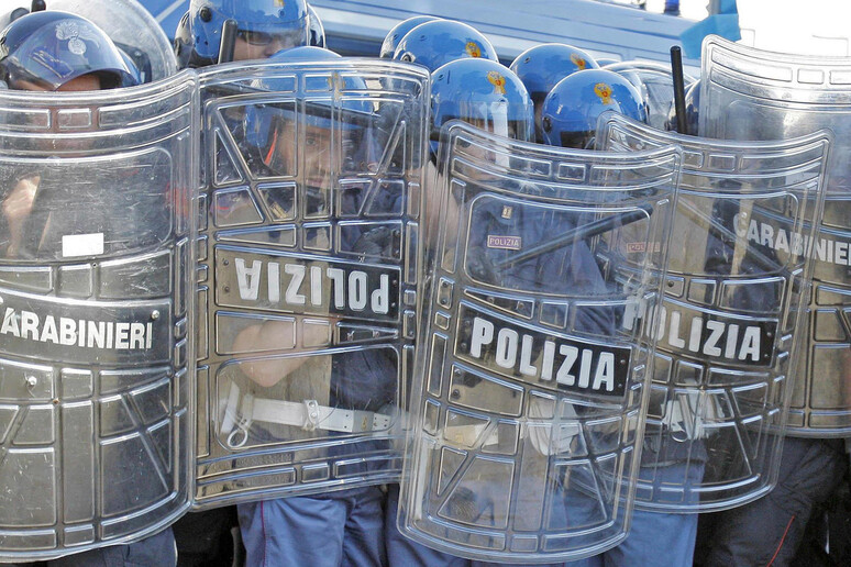 Pisa e Firenze: cariche della polizia contro gli studenti che manifestano per la Palestina