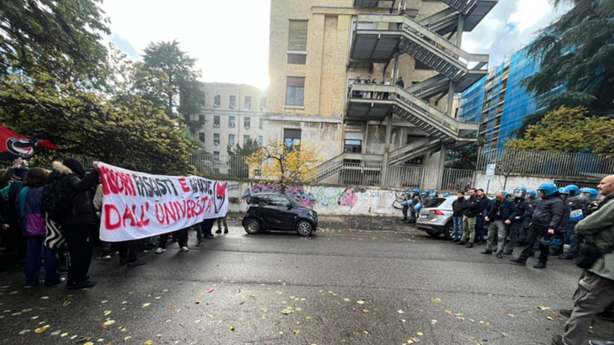 La Sapienza in protesta: studenti sul tetto contro guerra e tagli all'Università