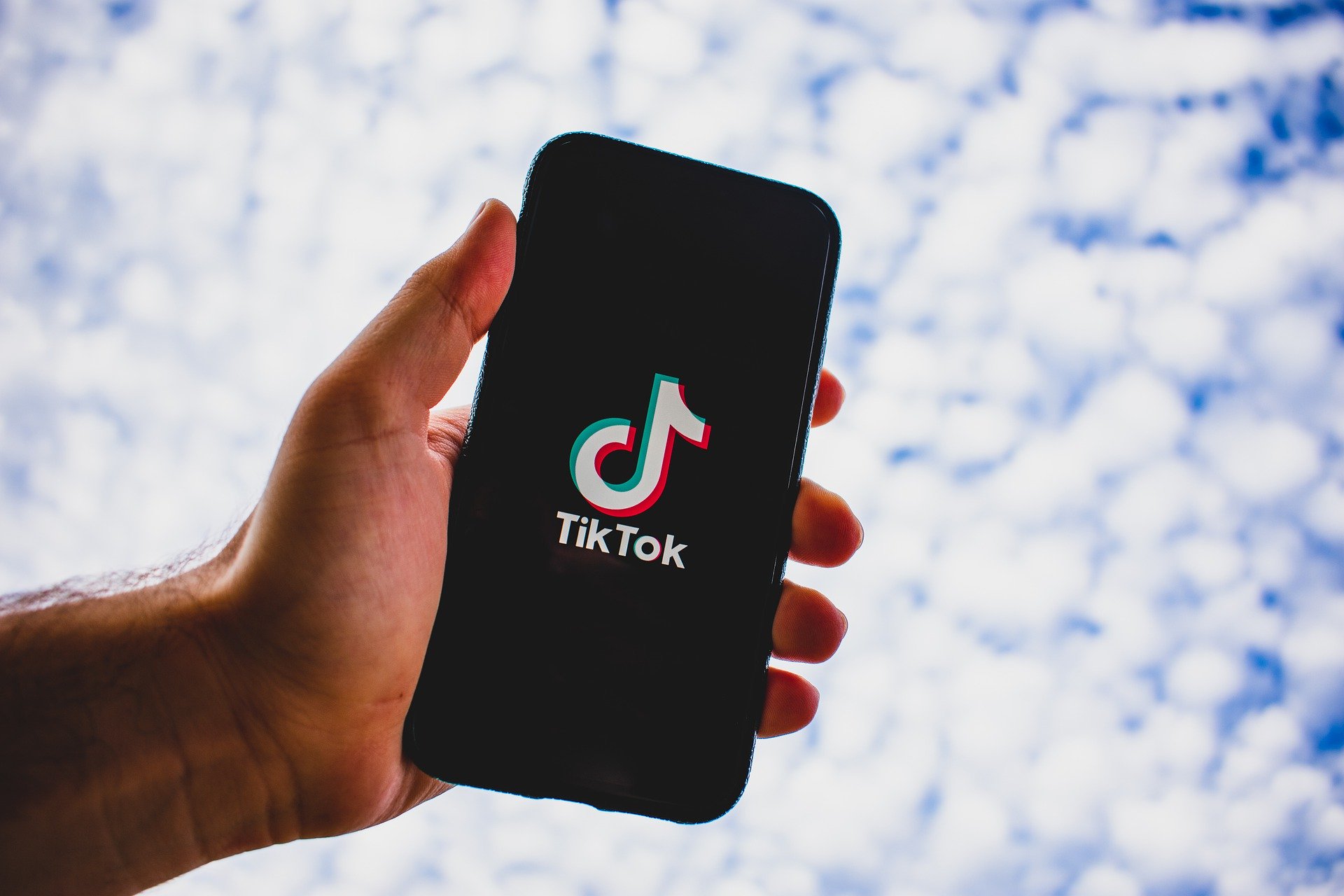 TikTok: nuove misure per tutelare adolescenti e dati personali