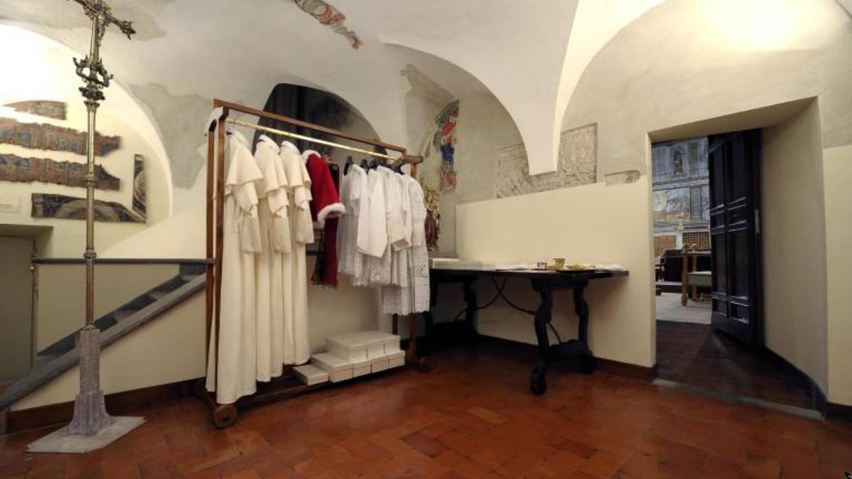 La Stanza delle Lacrime, è lì che si trova il Papa in questi istanti