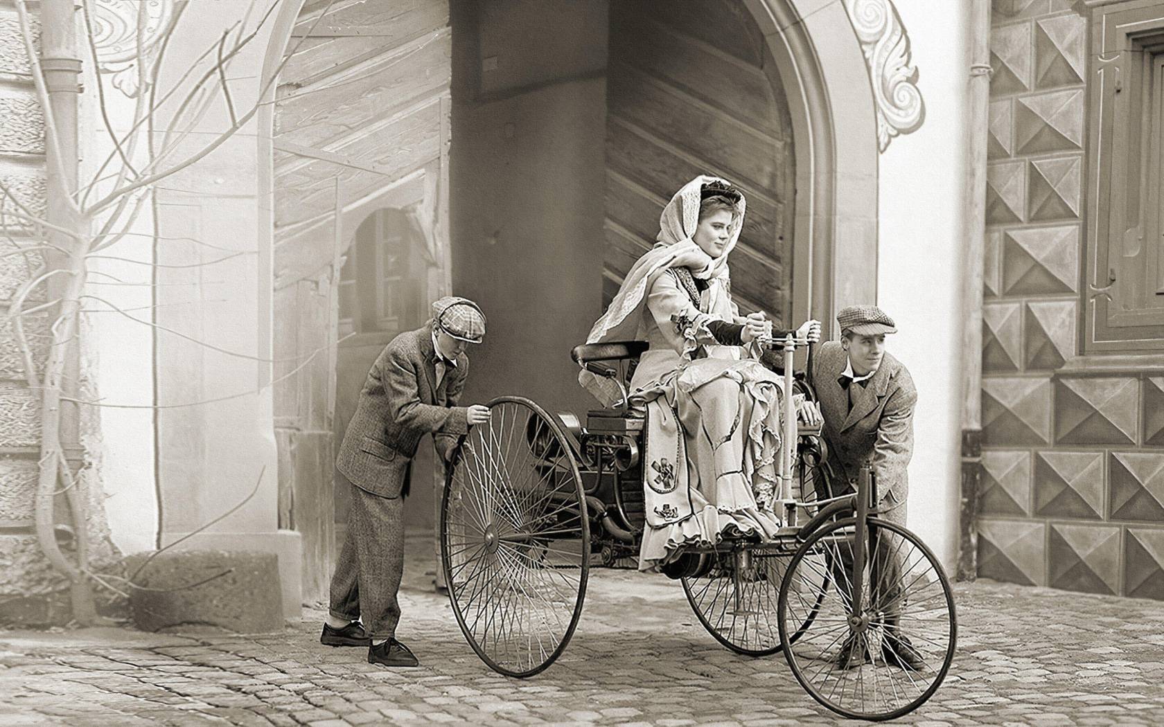 L’automobile compie 139 anni. Ecco quando è nata e come si è evoluta nel corso dei decenni