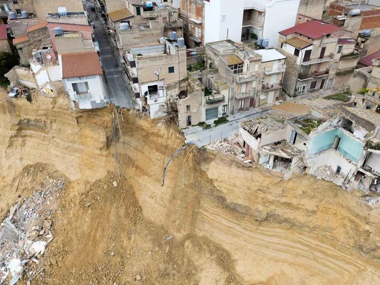 Niscemi: gli scrittori si mobilitano per recuperare i libri sul baratro