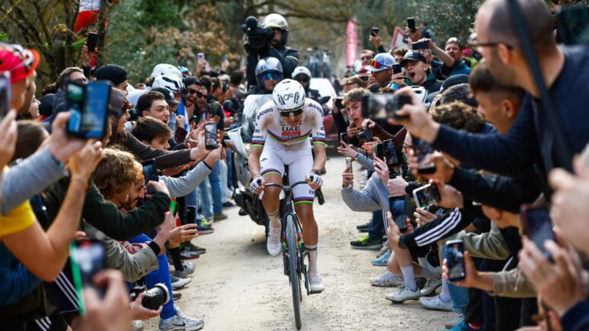 Tadej Pogacar d&agrave; spettacolo sulle Strade Bianche senesi