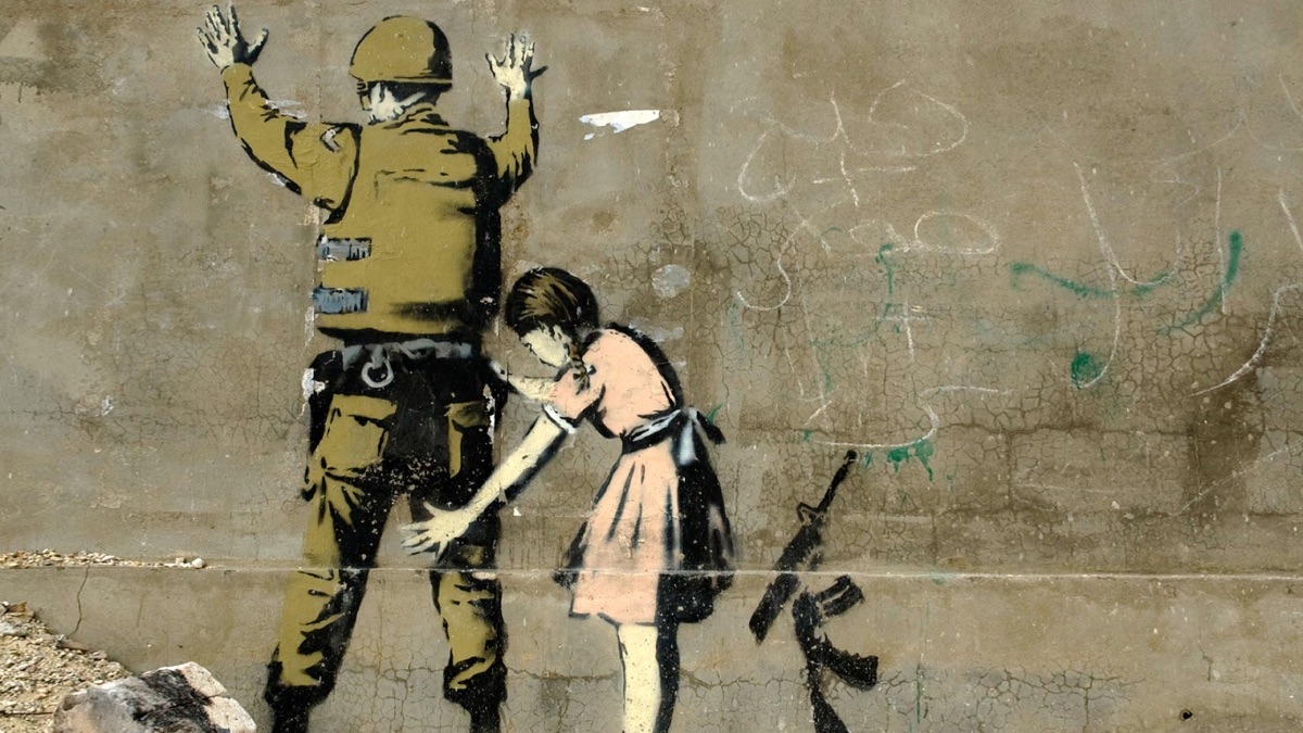 Il mistero di Banksy: dalle macerie dell'Ucraina al vero volto dell'artista pi&ugrave; misterioso del mondo