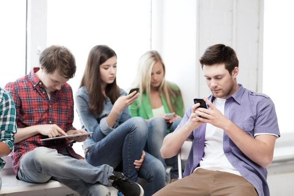 I giovani si informano su TikTok, Instagram e YouTube: l’analisi del Reuters Institute