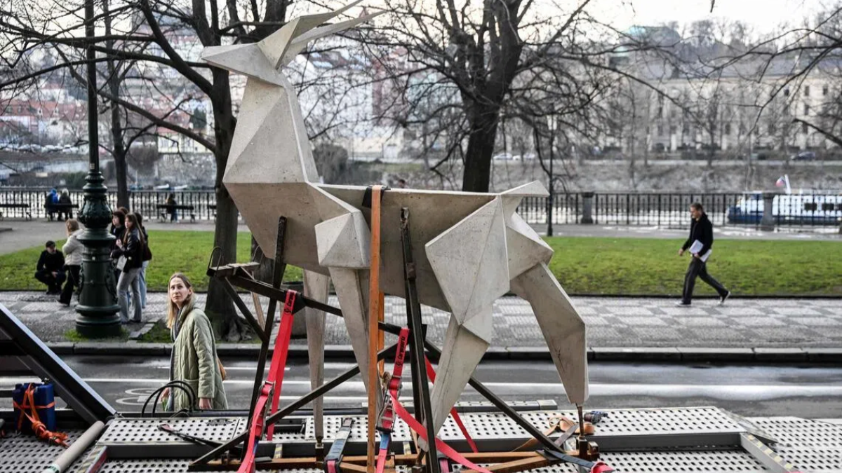 “The Origami Deer”: la scultura al centro del padiglione ucraino alla biennale di Venezia