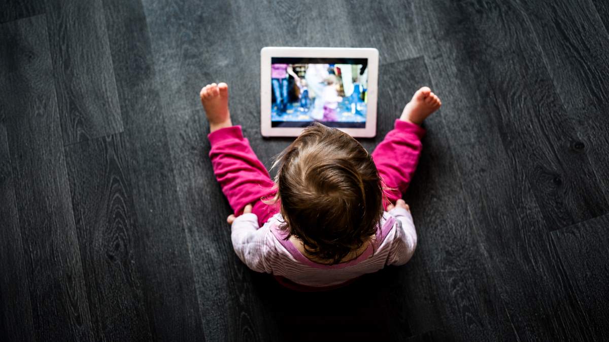 Bambina_al_tablet Infanzia: lo schermo calma il pianto ma sottrae esperienza