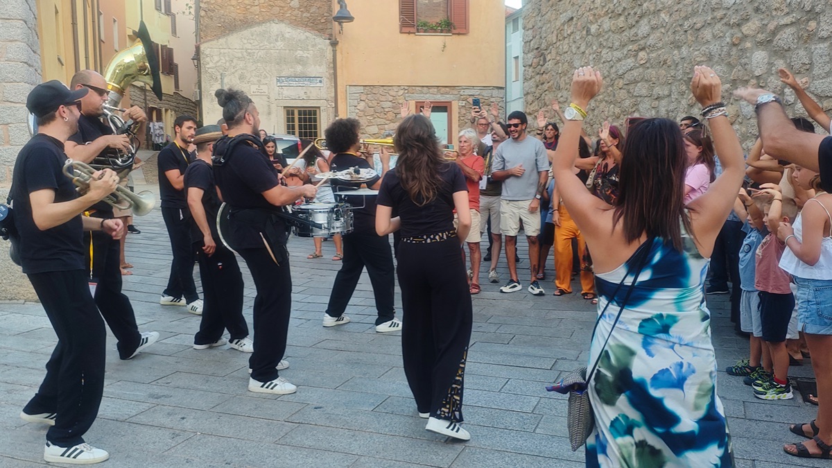 Berchidda, prima del palco c’è la strada