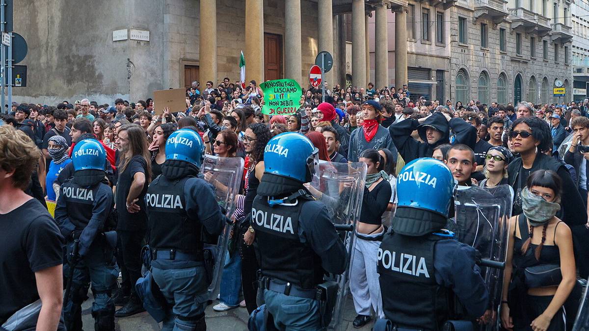 Stupisce la violenza dei giovani e non quella dello Stato Stupisce la violenza dei giovani e non quella dello Stato