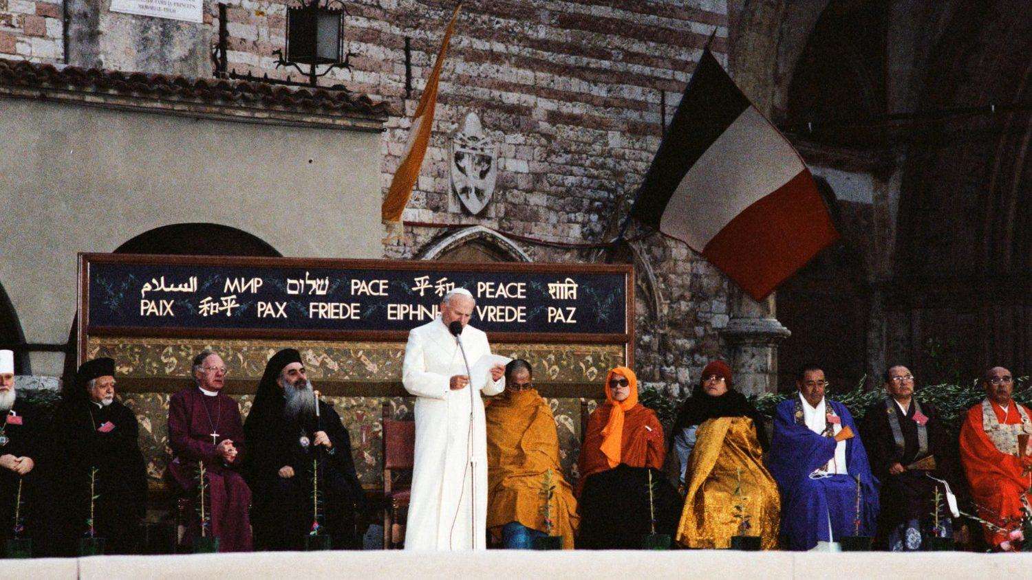 Assisi, 27 ottobre 1986: i rappresentanti di tutte le religioni pregano insieme per la pace