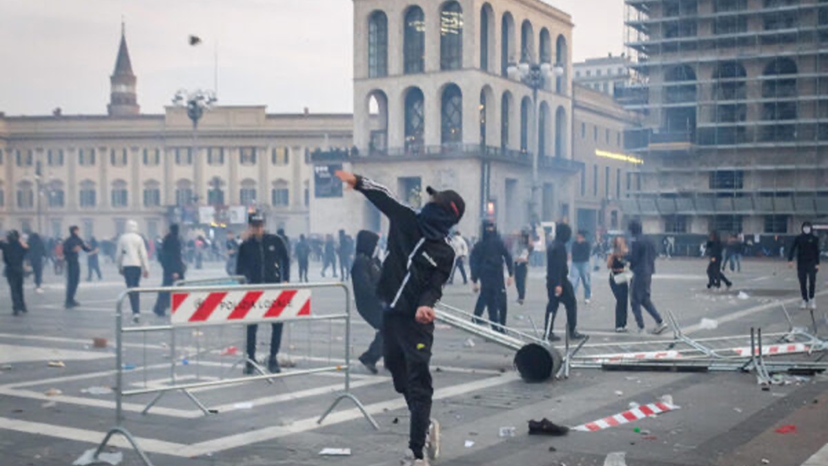 Libero, come con la "Maranza mania" ha preso posizione sulla crisi sociale del Paese&nbsp;