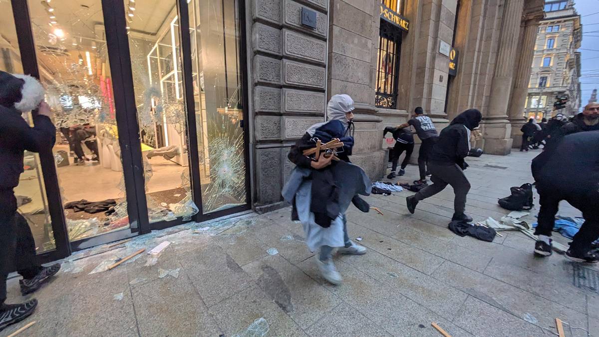 a-milano-saccheggiati-negozi-vicini-a-cordusio (1) Sociale e social. C’è una frana sotto le vetrine di Milano
